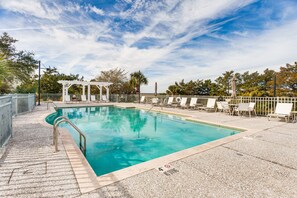 Community Pool & Hot Tub | Lounge Seating