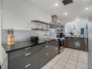 Our beautiful kitchen equipped with all tools needed for that chef’s kiss meal!