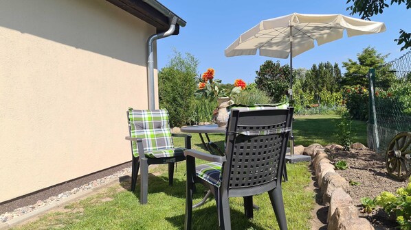 Möblierte Gartensitzecke mit Grill