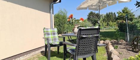 Möblierte Gartensitzecke mit Grill