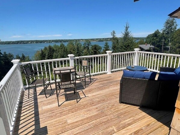 Fantastic ocean views from this quintessential cottage! 