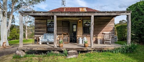 Scribbly Gum Cottage - Rustic, Picturesque, Romantic - Originally built in 1890 in Yass, relocated to Kangaroo Valley and lovingly restored. 