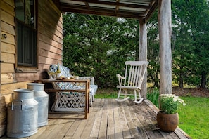 Scribbly Gum Cottage - Rustic, Picturesque, Romantic - Originally built in 1890 in Yass, relocated to Kangaroo Valley and lovingly restored.