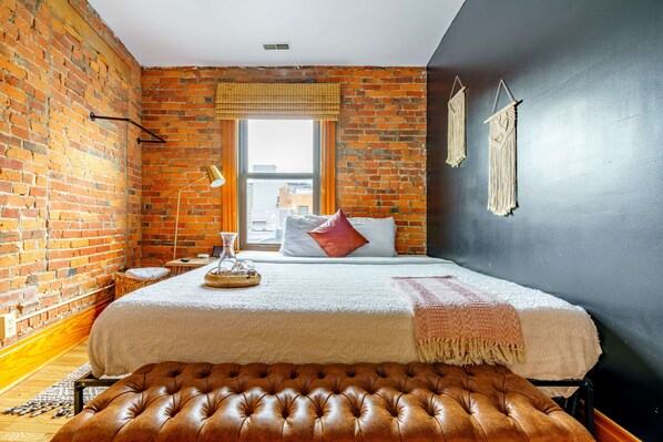 Superhost Airbnb
Experience the elegance of simplicity in our bedroom with a king size, queen size & double bed and refined decor
