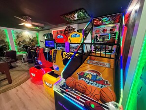 Incredible Arcade Game Room (All of these arcade games are FREE-TO-PLAY)