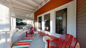 Market Street Inn 432 - HUGE wrap-around balcony!