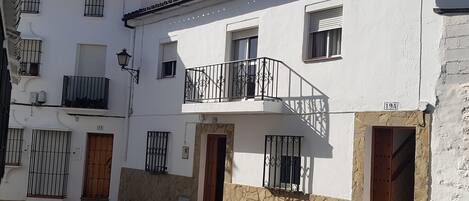 Fachada (vivienda planta alta). Acceso desde la puerta derecha.