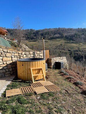 Outdoor spa tub