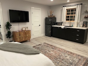 Kitchenette + Smart TV.