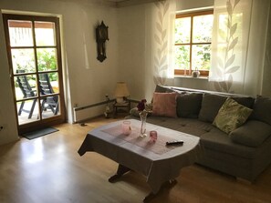 Wohnzimmer mit Zugang zur Terrasse