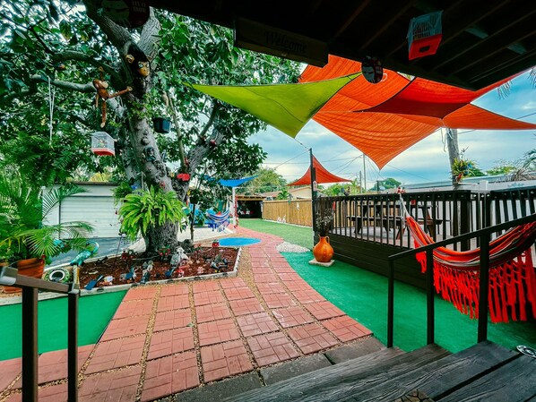 Welcome to the Hollywood Hammock House! You'll have an outdoor oasis with multiple soft Colombian hammocks to relax and unwind ;) 