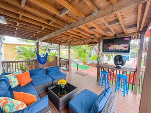 Our guests loveee hanging out and longing on deck with friends and family! 