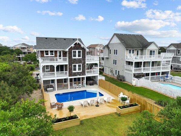 Large sun deck & grass back yard close to the beach