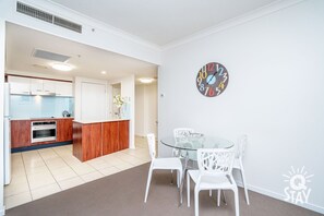 Share sumptuous meals with the family in this sophisticated dining area 🥣