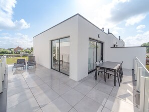Ciel, Nuage, Bâtiment, Design Intérieur, Ombre, Bois, Éclairage, Fenêtre, Design Urbain, Sol