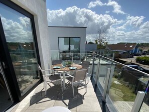 Nuage, Ciel, Table, Meubles, Jour, Propriété, Plante, Pot De Fleur, Chaise, Ombre