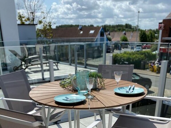 Table, Meubles, Nuage, Propriété, Ciel, Plante, Pot De Fleur, Chaise, Bâtiment, Tableau De Plein Air