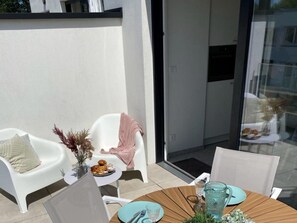 Table, Propriété, Vaisselle, Meubles, Plante, Design Intérieur, Salon, Bois, Sol, Canapé