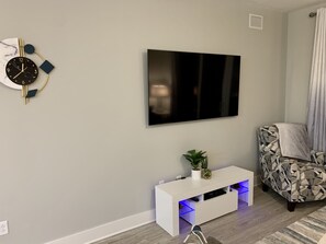 Living room with a smart TV and modern finish. 