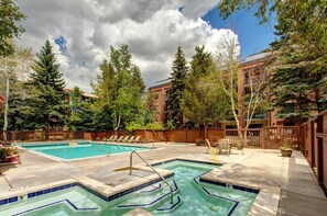 Park Station Communal Pool and Hot Tub