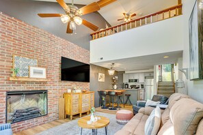 Living Room | Free WiFi | Central A/C & Heat | Smart TV