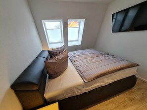 Schlafzimmer mit Doppelbett