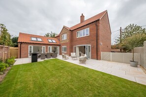 Limestone House, Burnham Market: The fully enclosed garden has a large patio area and lawn