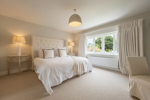 Limestone House, Burnham Market: The super-king master bedroom has a separate dressing area