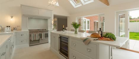 Limestone House: Gorgeous well-equipped kitchen