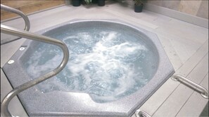 Indoor spa tub