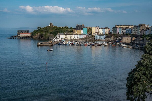 Dragons Den - 2 Bedroom Apartment - Tenby (21749)