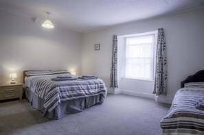 Dragons Den - 2 Bedroom Apartment - Tenby (21707)