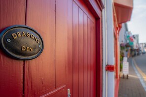 Dragons Den - 2 Bedroom Apartment - Tenby (21747)