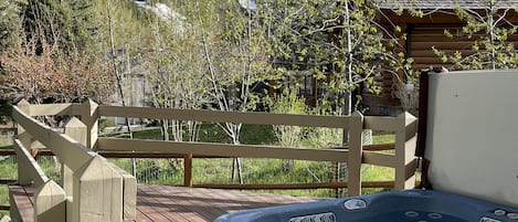 Hot tub with views - dark, starry nights are amazing