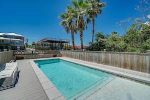 Capt. Jax  Pool | Breathe Easy Rentals - Easy step in to the pool to enjoy a cool refreshing dip after an day at the beach or shopping.