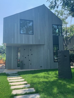 Convenient downtown location. 3 blocks to Pearl Street