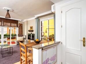 Cabinetry, Möbel, Eigentum, Countertop, Pflanze, Fenster, Tabelle, Holz, Zimmerpflanze, Küche