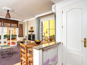 Cabinetry, Möbel, Eigentum, Countertop, Pflanze, Fenster, Tabelle, Holz, Zimmerpflanze, Küche