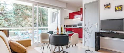 Furniture, Couch, Picture Frame, Property, Table, Interior Design, Building, Window, Lighting, Flooring