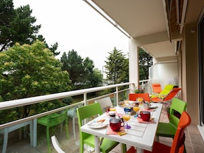 Table, Furniture, Property, Plant, Building, Chair, Tableware, Sky, Porch, Tree