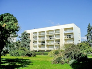 Sky, Plant, Building, Green, Tree, Land Lot, Urban Design, Residential Area, Grass, Landscape