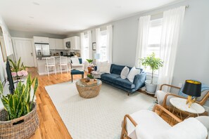 Bright and spacious living room 