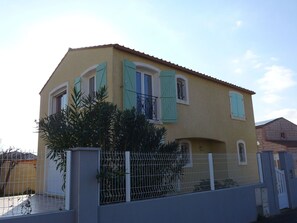 Ciel, Nuage, Bâtiment, Fenêtre, Plante, Maison, Clôture, Zone Résidentielle, Quartier, Design Urbain