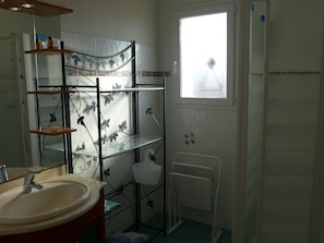 Miroir, Luminaire Plomberie, Propriété, Robinet, Évier, Bâtiment, Fenêtre, Lavabo, Salle De Bains