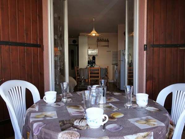 Table, Tableware, Furniture, Property, Chair, Dishware, Building, Tablecloth, Interior Design, Kitchen & Dining Room Table
