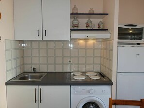 Cabinetry, Kitchen Sink, Sink, Kitchen, Kitchen Stove, Tap, Interior Design, Flooring, Floor, Cooktop