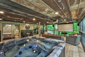 Outdoor Theater | Private Hot Tub