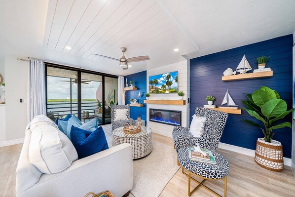 Cozy, comfortable and oh-so-stylish!! You're going on vacation - so treat yourself to one of the nicest condos along the Marco River!