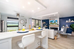 The breakfast bar is a great place for morning coffee, an evening cocktail and everything in between.