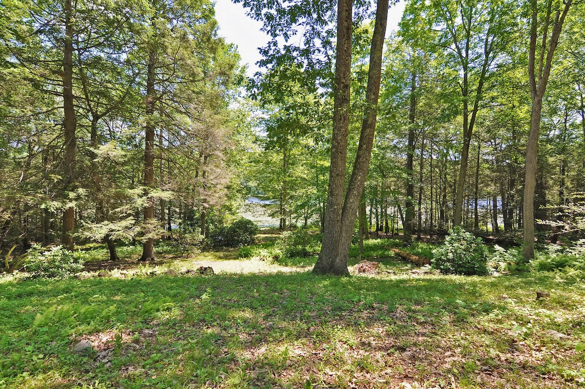 Secluded 2-acre Lake Front Home! Special off-season rates!